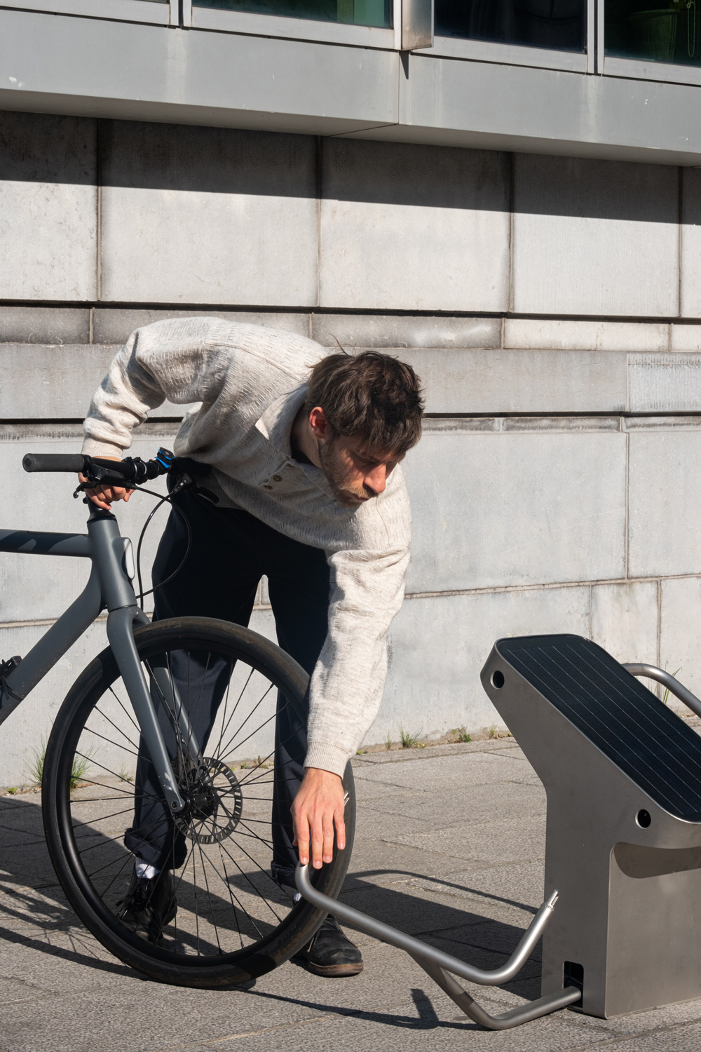 3. Placez votre vélo contre la station et verrouillez !